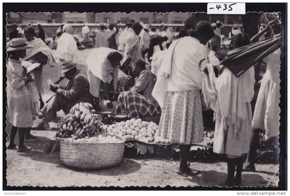 Antsirabé : Le Marché Aux Fruits - Vers 1957 (plis Au C. Dt En Ht : Scan) (-435) - Madagascar