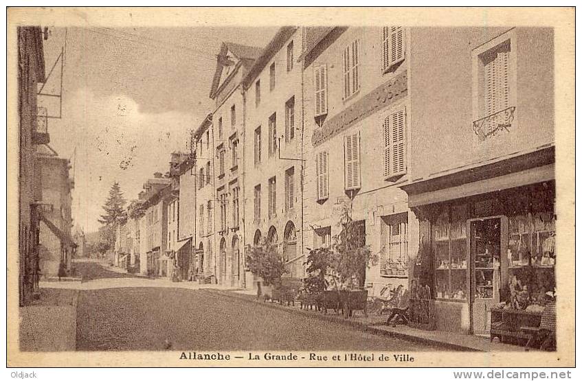 ALLANCHE La Grande Rue Et L´Hôtel De Ville - Allanche