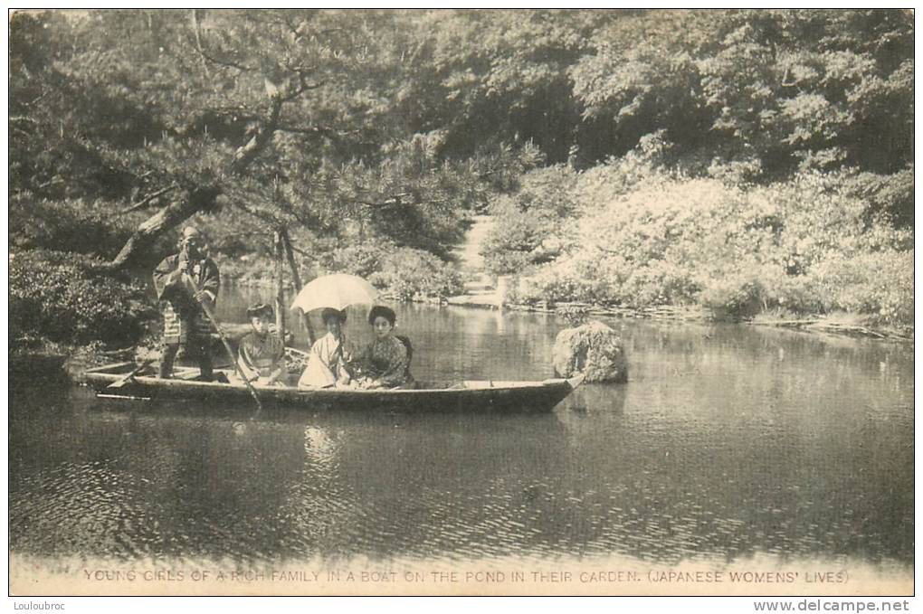 JAPON YOUNG GIRLS OF A RICH FAMILY IN A BOAT ON THE POND IN THEIR CARDEN - Autres & Non Classés