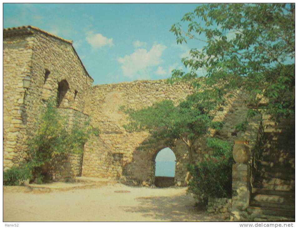 83 - LE CASTELLET - La Place De La Mairie, Le Trou De La Dame. - Le Castellet