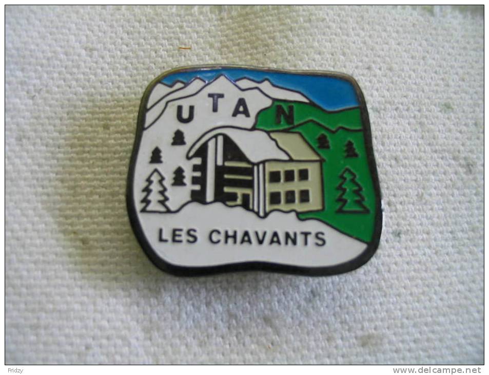 Pin´s UTAN (Union Touristique Les Amis De La Nature). Chalet Convivial Pour Skieurs Aux CHAVANTS, Vallée De CHAMONIX - Sports D'hiver