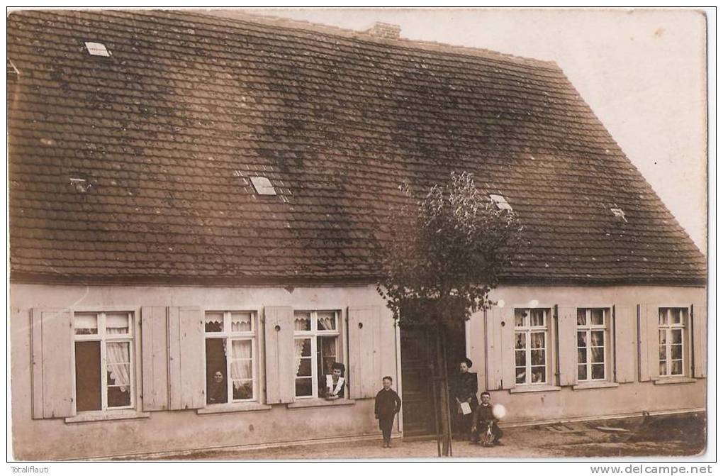 Anklam Einzelhaus Private Fotokarte Bewohner Vor Der Tür 13.7.1910 Gelaufen - Anklam