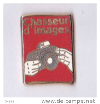 Pin's Magazine Chasseur D´Images, Métal émail EGF Rouge, Signé Decat - Fotografie