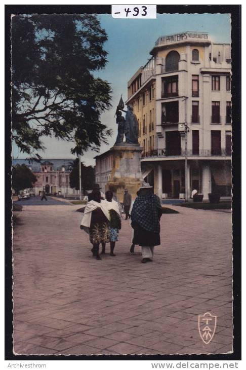 Madagascar - Tananarive : Promeneurs Sur La Place Colbert (1959) (-493) - Madagascar