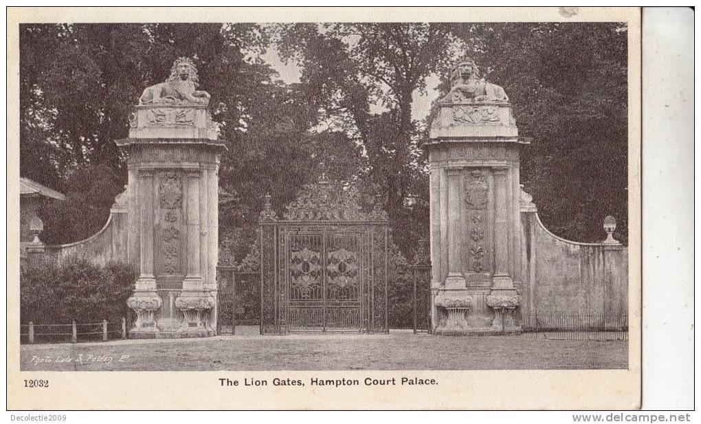 BR39424 The Lion Gates Hampton Court Place    2 Scans - Middlesex