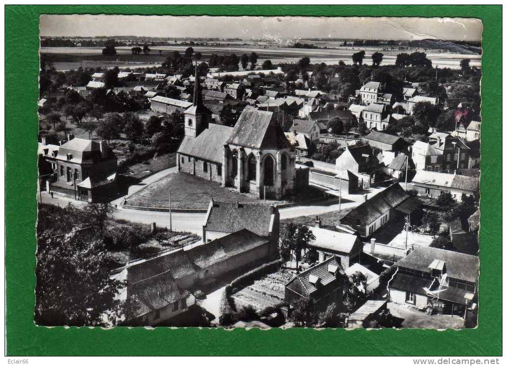 (80) Feuquieres En Vimeu, C PSM   Grd  Format Vue Aérienne,année 1960 Non Voyagée, L'EGLISE ,Maisons ,Jardins - Feuquieres En Vimeu