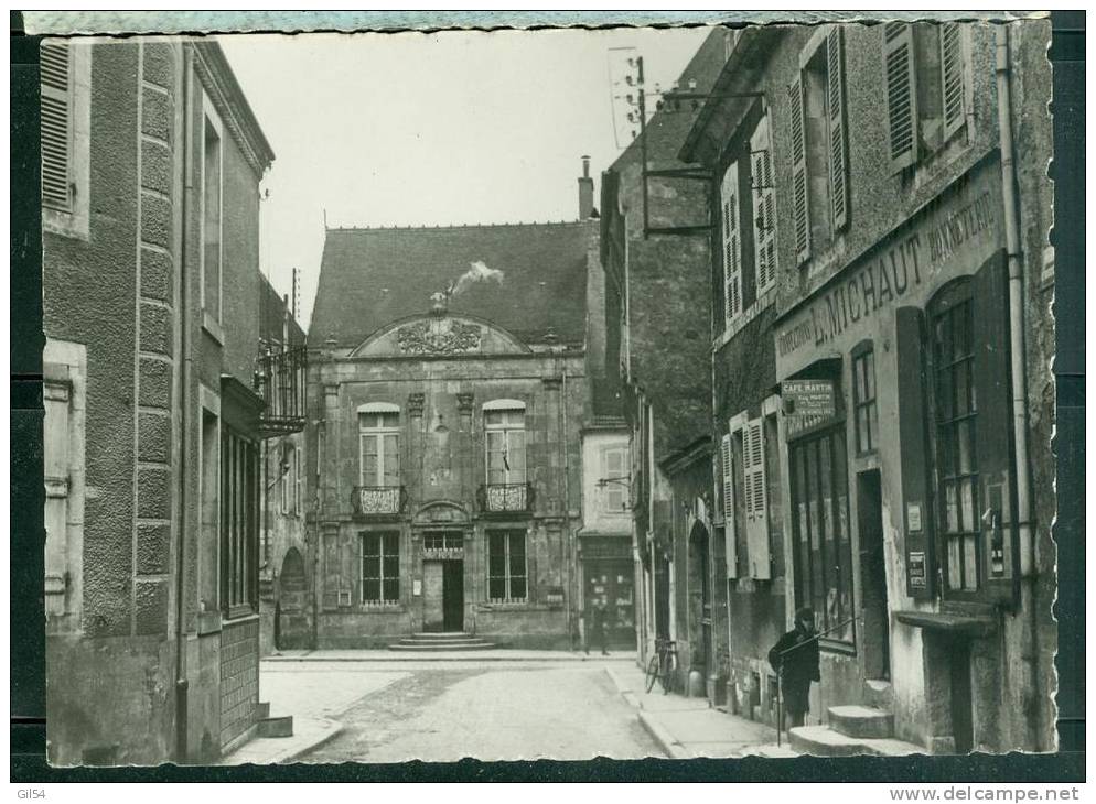 Cpsm Gf -  Noyers Sur Serein - Place De L'hOTEL DE VILLE  - Lad66 - Noyers Sur Serein