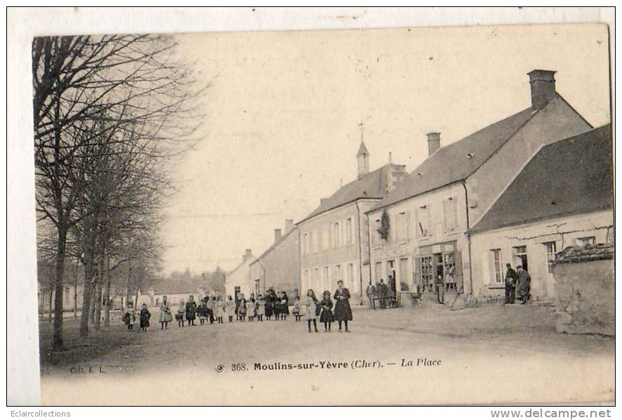 Moulins Sur Yèvre    18        La Place  (voir Scan) - Otros & Sin Clasificación