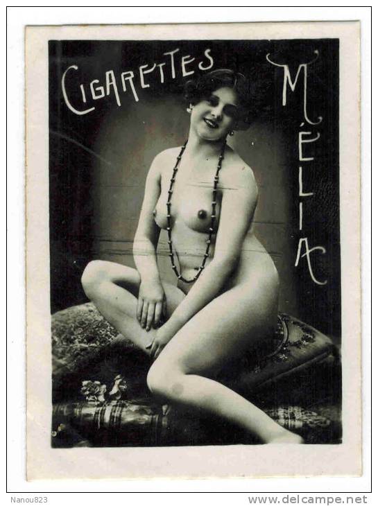 CHROMO CIGARETTES MELIA ALGER PIN UP : "Femme Nue Et Son Collier" - Seins Nus - Melia