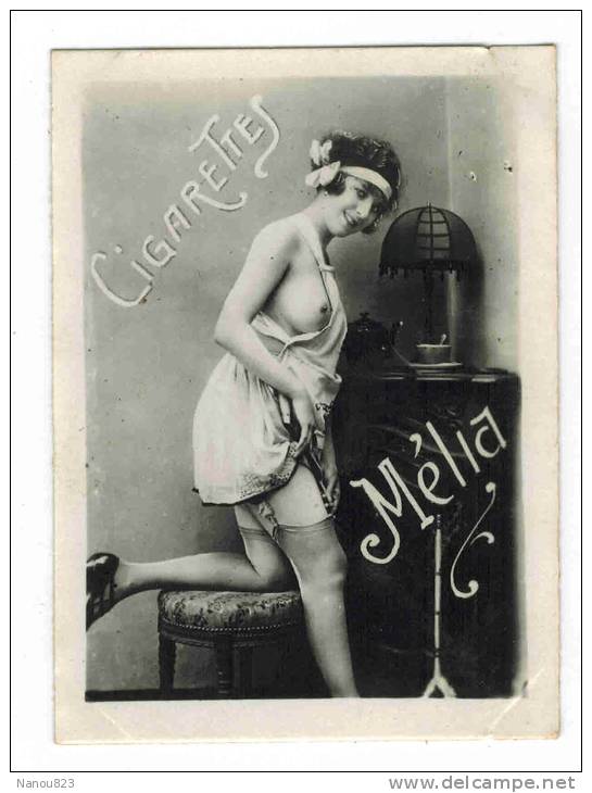 CHROMO CIGARETTES MELIA ALGER PIN UP : "Femme En Nuisette, Bas Et Tenue Erotique" - Seins Nus - Melia