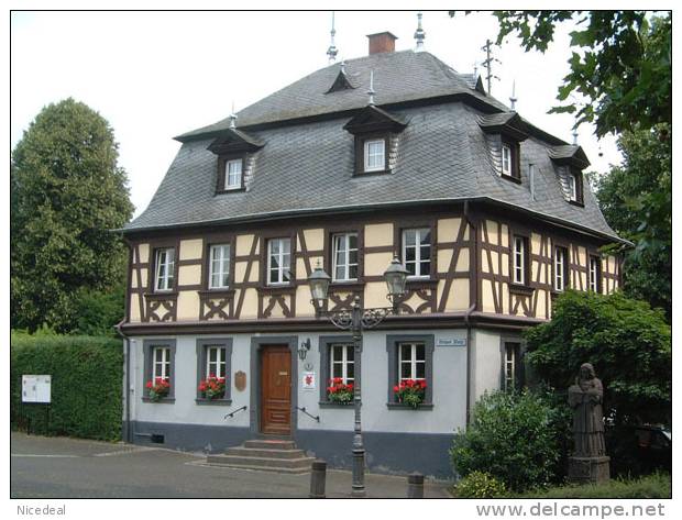 Ancienne Photo Poste De Garde Bassenheim Am Platz 56220 Hettier De Boislambert Allemagne WWII WW2 WW II 2 Rathaus 1946 - Orte