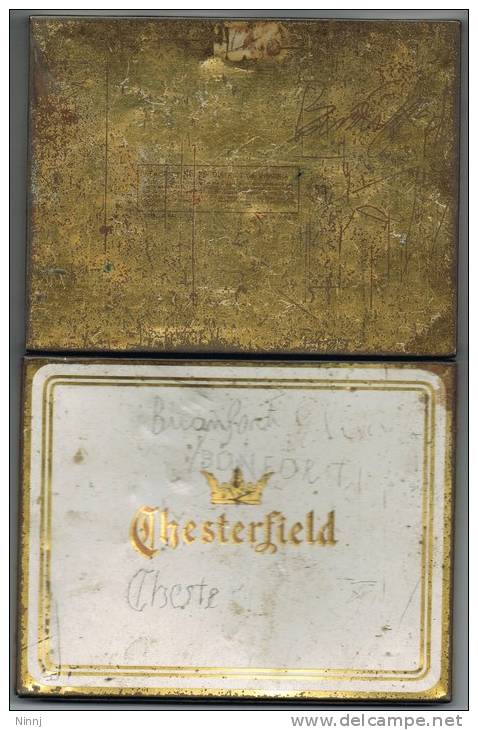 Italia Antico Contenitore Di Sigarette Vuoto In Metallo "CHESTERFIELD"  Cm. 14,5 X Cm. 11,5 (Difetti Come Scansioni) - Contenitori Di Tabacco (vuoti)