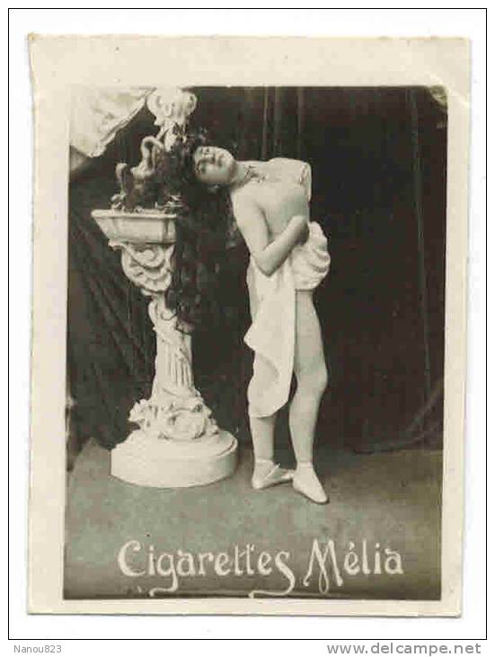 CHROMO CIGARETTES MELIA ALGER PIN UP : "Femme Et Colonne De Marbre" - Fontaine - Melia