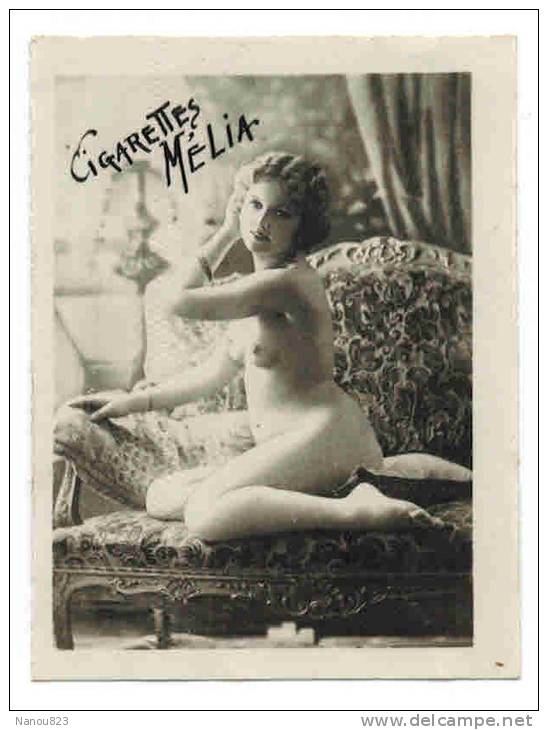 CHROMO CIGARETTES MELIA ALGER PIN UP: "Femme Nue Sur Divan" - Seins Nus - Melia