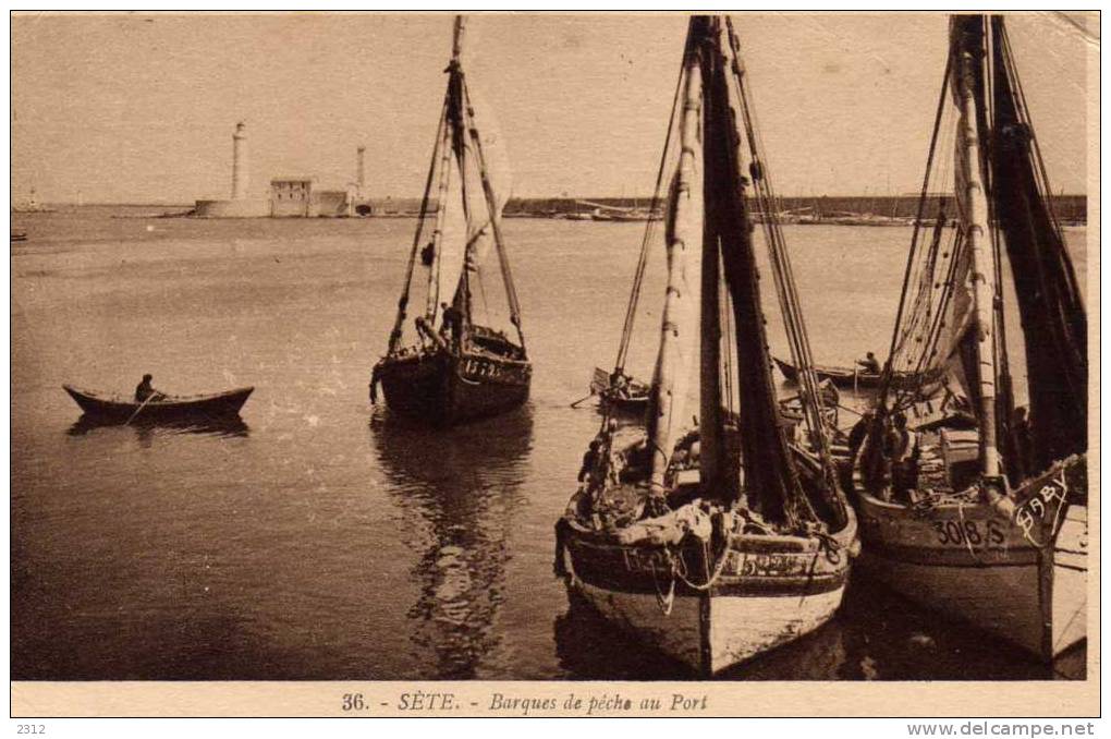 SETE (34) BARQUES DE PECHE AU PORT  - CPA N/B - VOYAGEE EN 1929 - ANIMEE PERSONNAGES ET BARQUES - Sete (Cette)