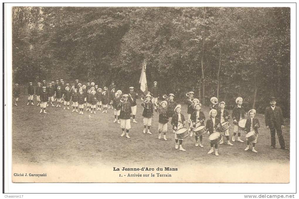 72 - La Jeanne D´Arc  Du MANS   -  Concours De Gymnastique  -  Arrivée Sur Le Terrain Avec Fanfare - Gymnastique