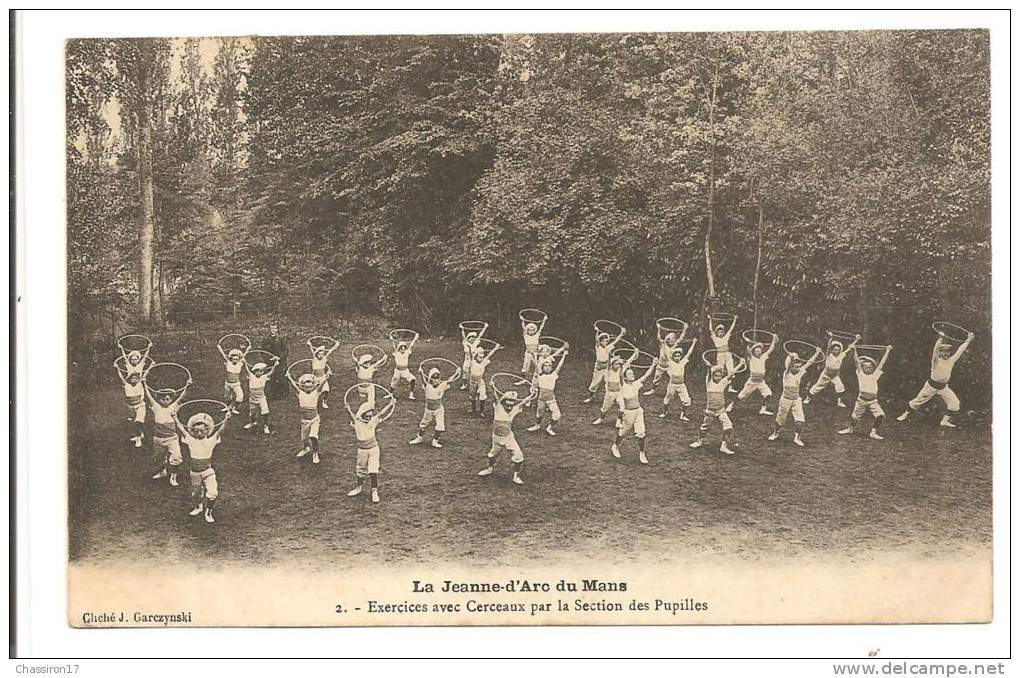 72 - La Jeanne D´Arc  Du MANS   -  Concours De Gymnastique  -  Exercices Avec Cerceaux Par La Section Des Pupilles - Gymnastique