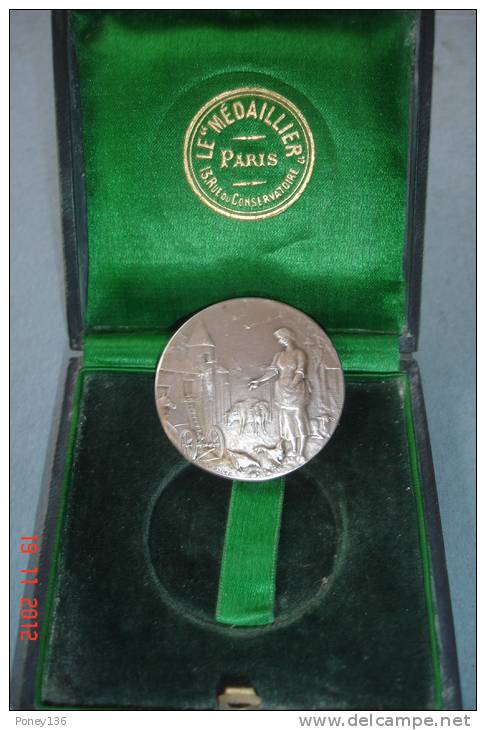 Médaille Comice Agricole ,St Jean D'Angely1985,Argent Diamètre:3,7 Cms  Poids 23,2grs  Signée Baüer -Lagrange . - Profesionales / De Sociedad