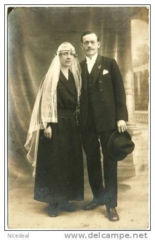 Ancienne Photo Bromure Carte Postale Mariage Mariés Eugénie Schnoebelen Mariée Noce Dédicace Studio Feugère Belfort 1923 - Identifizierten Personen