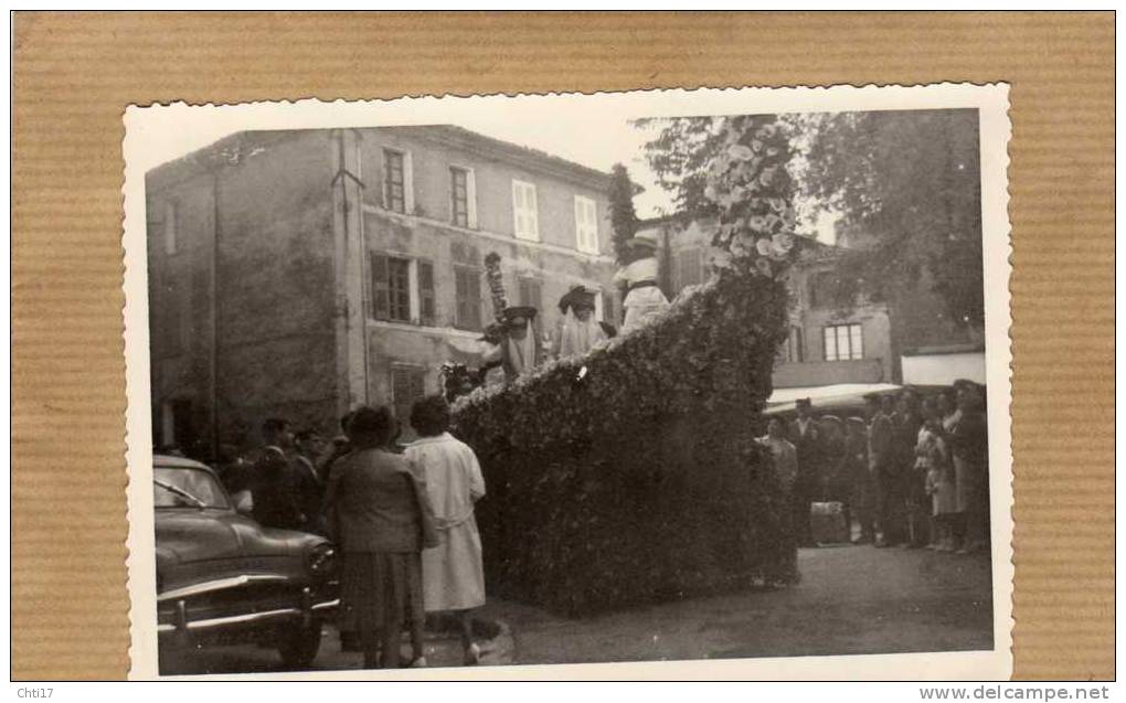 LA GARDE FREINET VAR  1961 LA CAVALCADE AVEC CORSO FLEURI PHOTO 13X9CM - La Garde Freinet