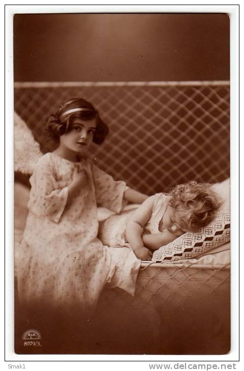 CHILDREN OTHER GOING TO SLEEP R&KL Nr. 8079/3 OLD POSTCARD - Other & Unclassified