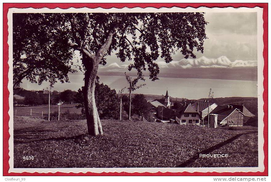 Provence, Un Petit Village Dans Son écrin De Verdure. Vue Disparue Aujourd´hui Avec Constructions - Provence