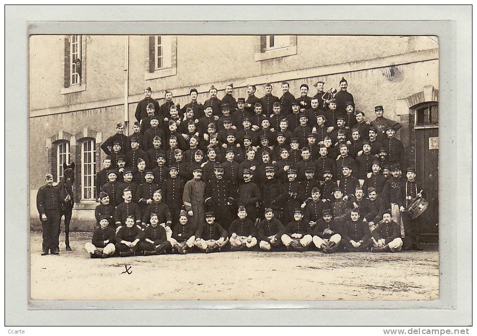 MILITARIA / CARTE PHOTO / PHOTOGRAPHES / Carte Photo De BOUHOURS  / Un Régiment Devant La Caserne / Animation - Régiments