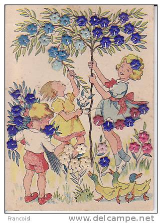 Trois Enfants Dans Un Jardin Avec Trois Canards. Fleurs En Perles Plates. - Children