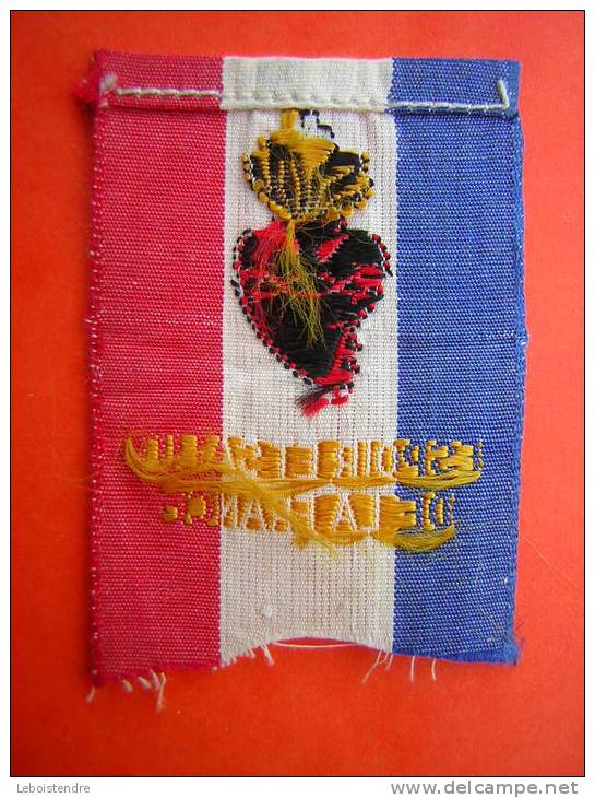 PETIT BOUT DE TISSU BRODE 4 CM X 5 CM  ESPOIR ET SALUT DE FRANCE UN COEUR UNE FLAMME ET UNE CROIX  POUR LES SCOUTS ??? - Scouting