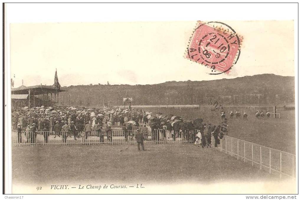 03 - VICHY  -  Le Champ De Courses  - Animation Vue Sur La Foule Regardzant Une Course - Reitsport