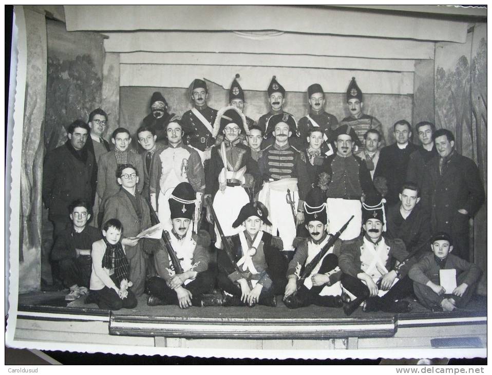 Lot 2x Photo 12.5x17.5 Artiste Theatre Troupe BELGE Uniforme Empire Fusil Napoleon Reportage Fournaux Neufchateau - Théâtre & Déguisements