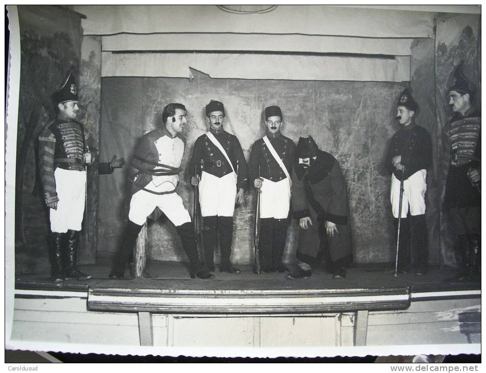 Lot 2x Photo 12.5x17.5 Artiste Theatre Troupe BELGE Uniforme Empire Fusil Napoleon Reportage Fournaux Neufchateau - Théâtre & Déguisements