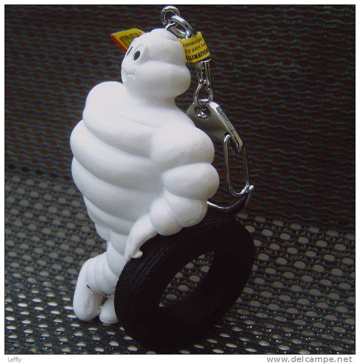 Porte-clés Michelin Bibendum 9 Cm Accoudé Sur Un Pneu / Figurine Neuve Originale - Key-rings