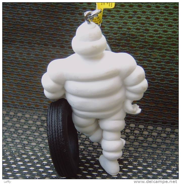 Porte-clés Michelin Bibendum 9 Cm Accoudé Sur Un Pneu / Figurine Neuve Originale - Porte-clefs