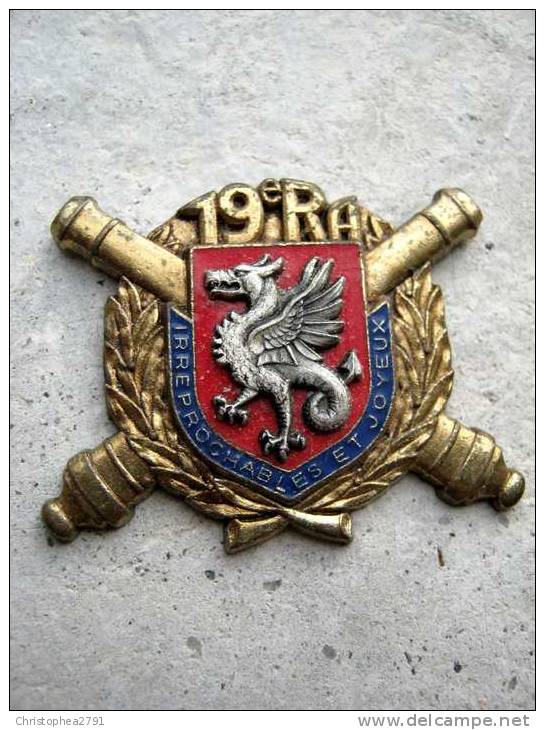 INSIGNE ARTILLERIE 19° RA  (Sans Attache) BON ETAT GENERAL Y.DELSART - Heer