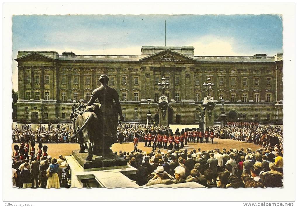 Cp, Angleterre, Londres, Guards Leaving Buckingham Palace,  Voyagée 1966 - Buckingham Palace