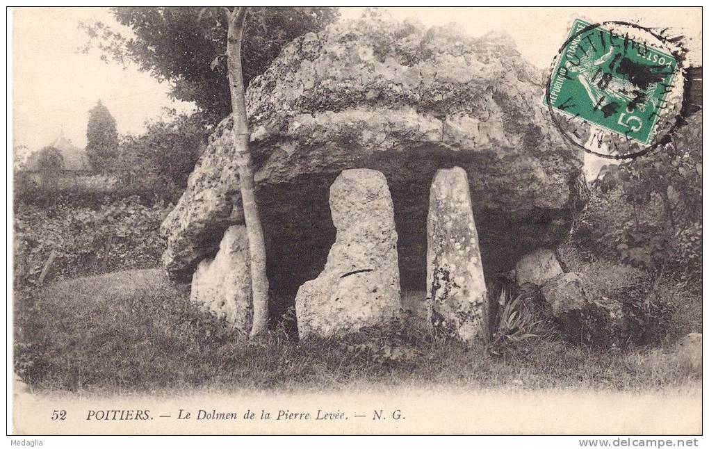 POITIERS - Le Dolmen De La Pierre Levée - Dolmen & Menhire