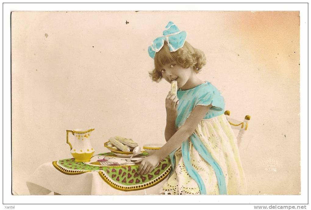 Enfant - Le Goûter - Fillette Croquant Un Biscuit  - Colorisée - Ph. Opéra - Carte Vierge - Autres & Non Classés