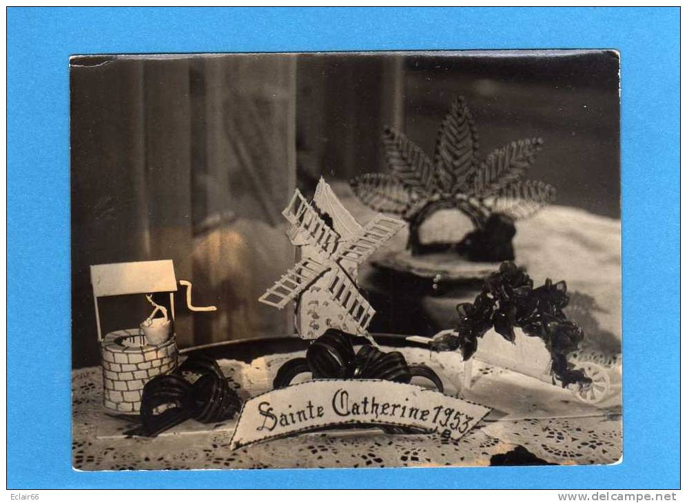 STE CATHERINE -  2  PHOTOS PRISES  Par JEAN BAURANGER  (OBJETS EN PASTILLAGE ET SUCRE VITRINE  DES  ANNEES 1953) - Saint-Catherine's Day