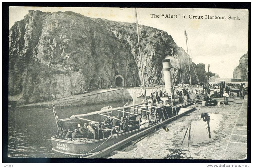 CPA. Royaume Uni. The "Albert" In Creux Harbour, Sark.  " Navire à Vapeur " - Sark