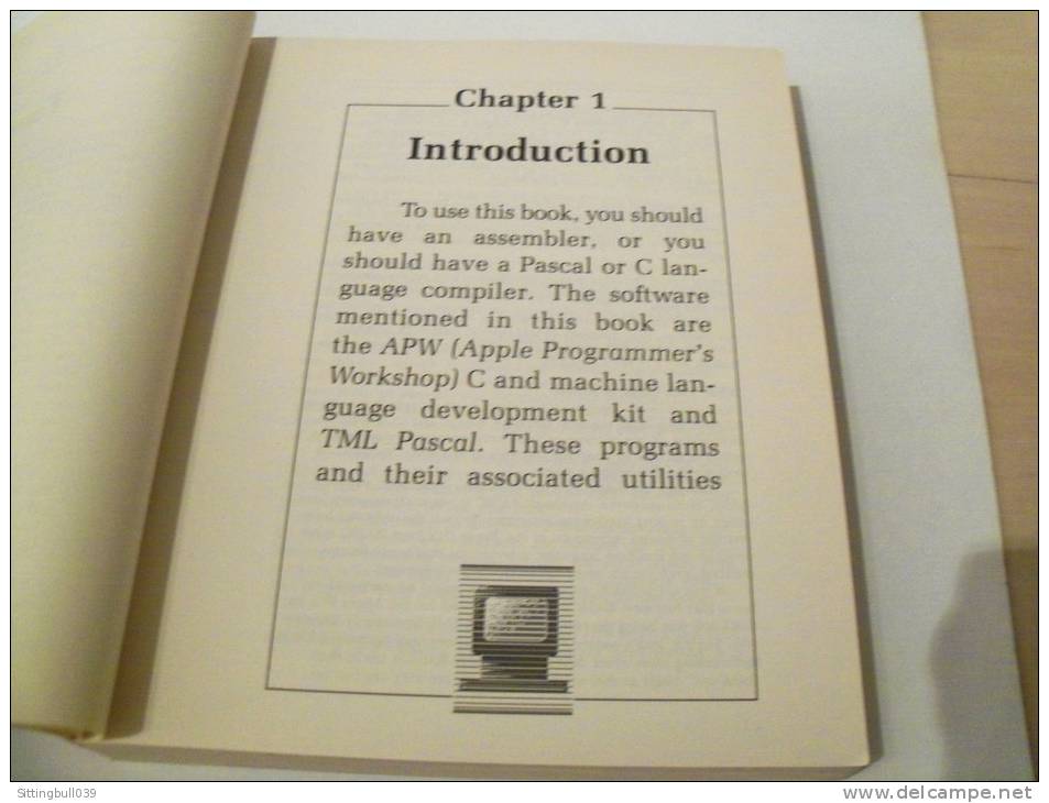 Informatique. Advanced Programming Techniques for the APPLE IIGS TOOLBOX par Morgan DAVIS et Dan GOOKIN. 1988. RARE !