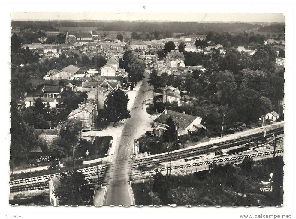 Montier-en-Der (52) : Vue Aérienne Générale Prise Au Niveau Du Passage à Niveau Rue Des Ponts  En 1950 (animé - Montier-en-Der