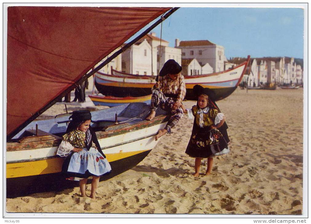 Portugal--NAZARE--Costumes Typiques (animée,enfants,barques De Pêcheurs),cpm N° 81  Collection Dulia--belle Carte - Leiria