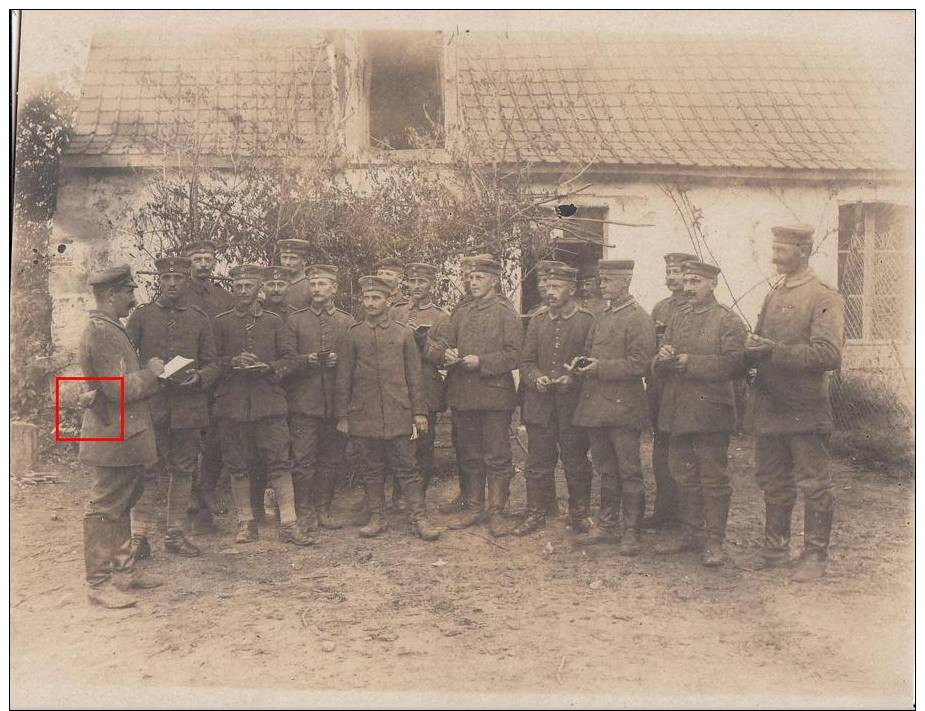 SOLDATS ALLEMANDS-SOUS OFFICIER DONNANT DES CONSIGNES A SES HOMMES-TAMPON INF. REG. FELDMARSCHALL HNIDENBURG-CARTE PHOTO - War 1914-18