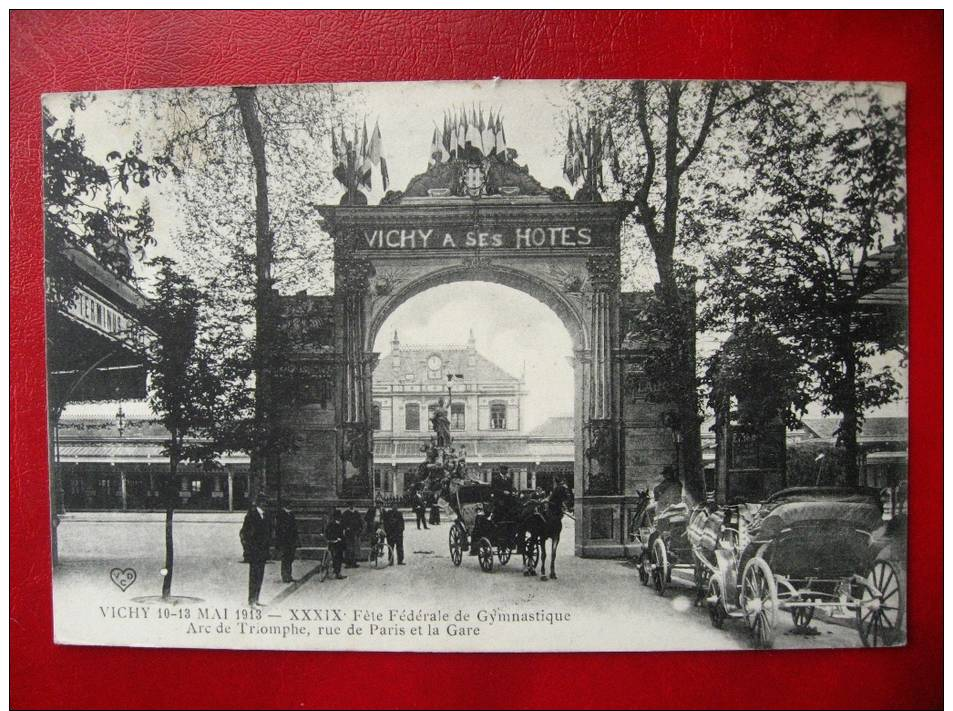 CPA ALLIER - VICHY 1913 - Fête De Gymnastique - Arc De Triomphe Rue De Paris Et La Gare - Vichy