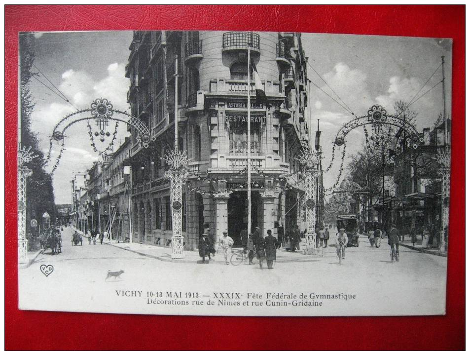 CPA ALLIER - VICHY 1913 - Fête De Gymnastique - Décorations Rue De Nîmes Et Rue Cunin-Gridaine - Vichy