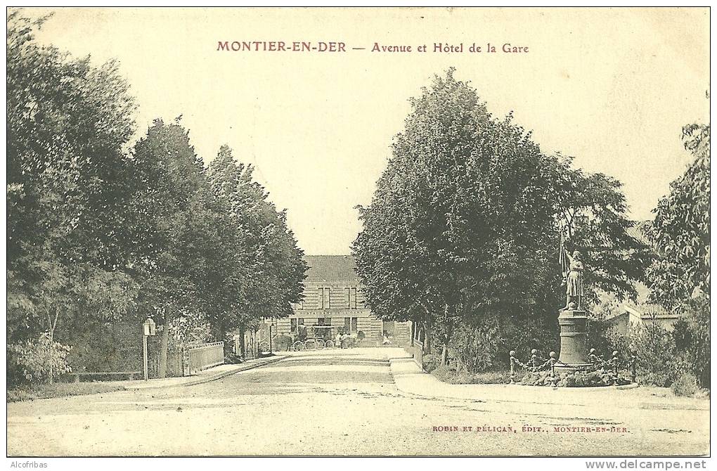 52 CPA Montier En Der  Avenue Et Hotel Gare Statue - Montier-en-Der