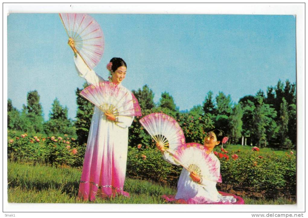 ASIA THE DEMOCRATIC PEOPLE'S REPUBLIC OF KOREA MANSUDAE ART TROUPE "FAN DANCE" POSTCARD - Corée Du Nord