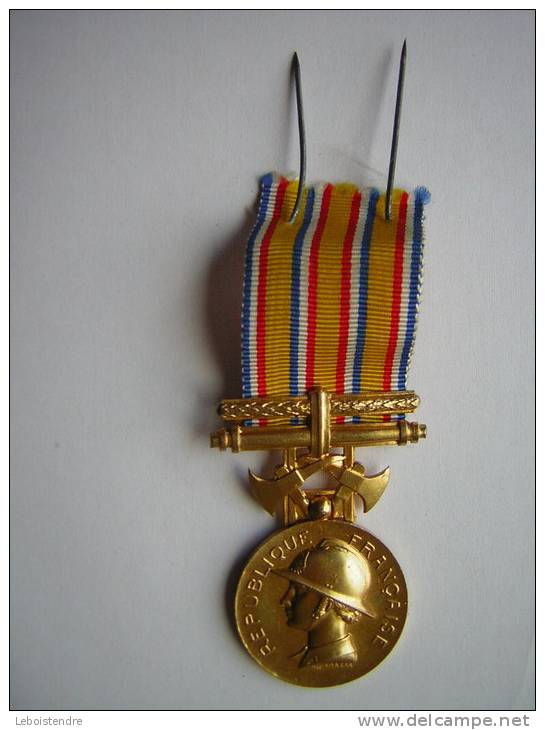 MEDAILLE POMPIER ( 25 ANS ??  ) BRONZE DOREE REPUBLIQUE FRANCAISE SIGNEE  L . BAZOR  HOMMAGE AU DEVOUEMENT 1935 BON ETAT - Feuerwehr