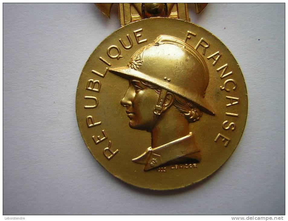 MEDAILLE POMPIER ( 25 ANS ??  ) BRONZE DOREE REPUBLIQUE FRANCAISE SIGNEE  L . BAZOR  HOMMAGE AU DEVOUEMENT 1935 BON ETAT - Firemen